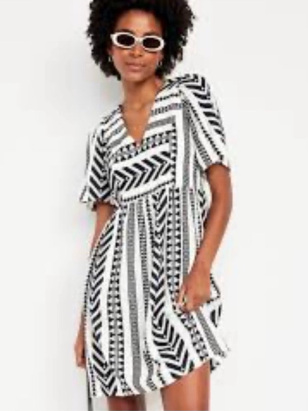 Old Navy Black & White Geometric V-Neck Mini Dress